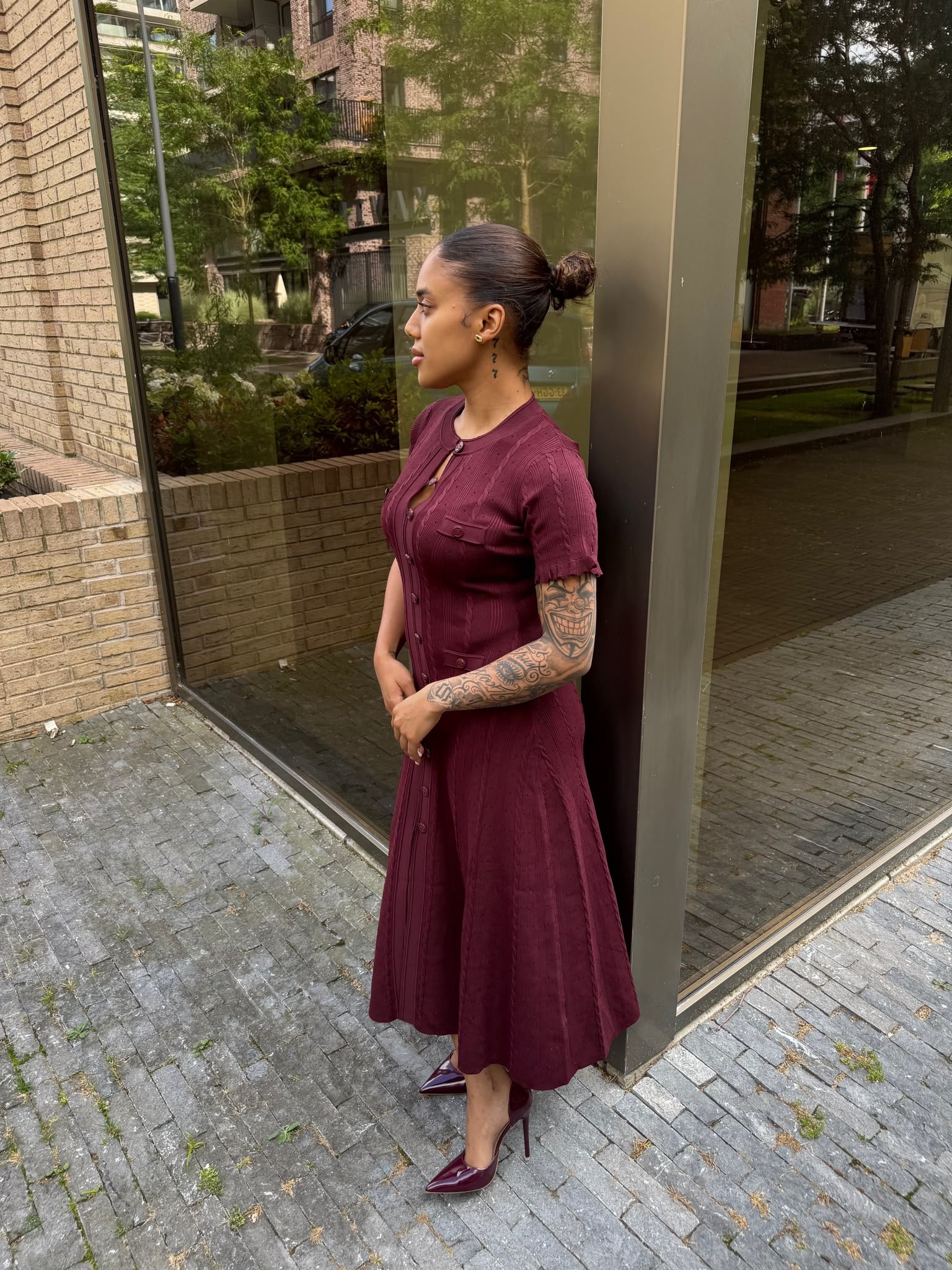 De bordeauxrode S Dress van opzij