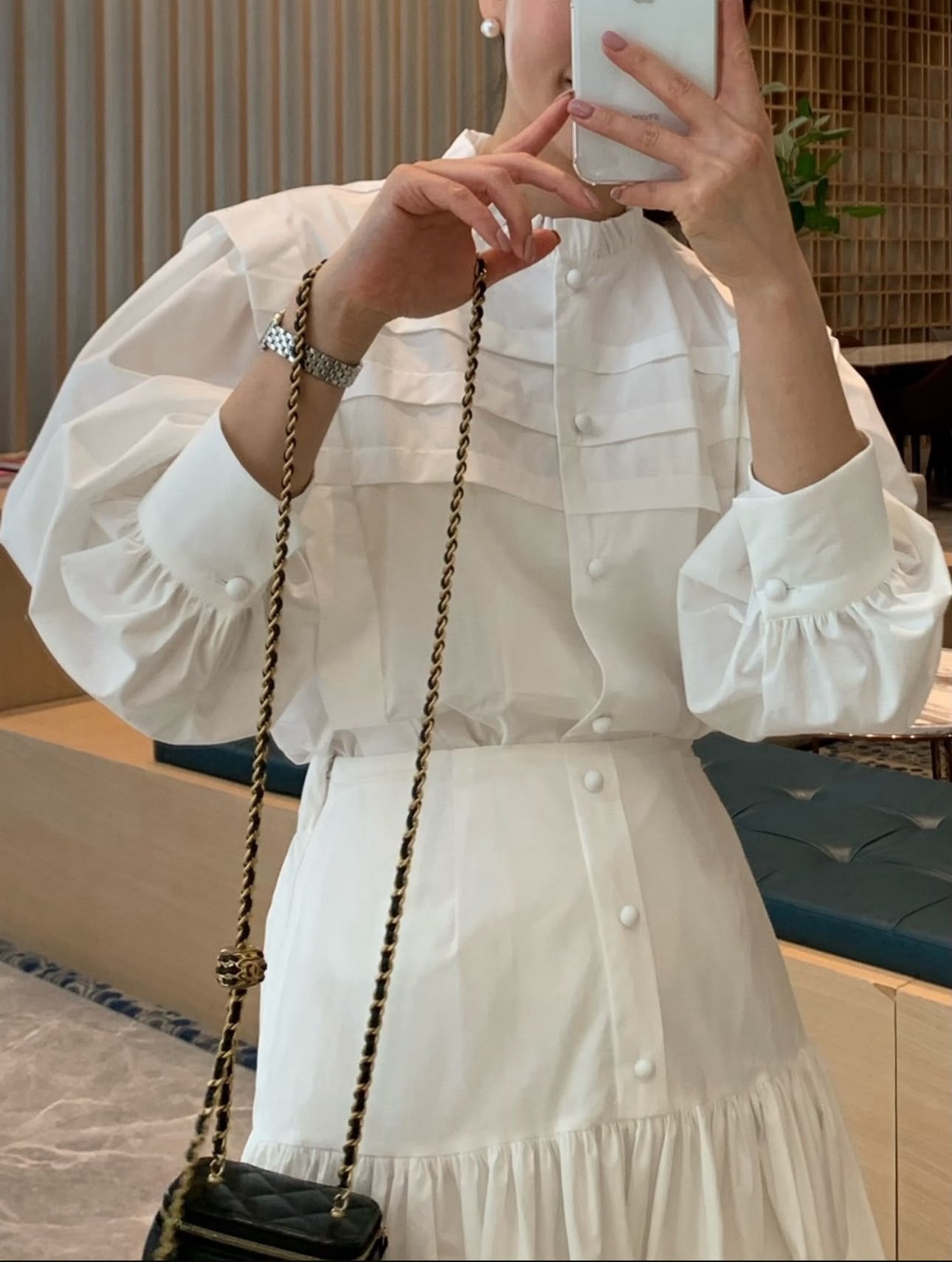 Details van de witte jurk en knoopsluiting